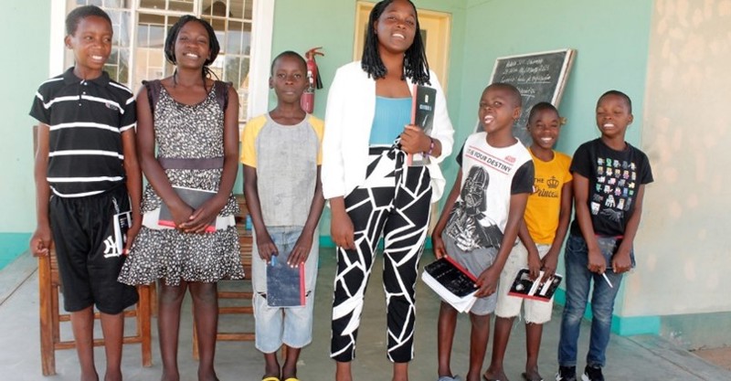 Anna með nemendum sínum, Anna stendur í miðjunni.