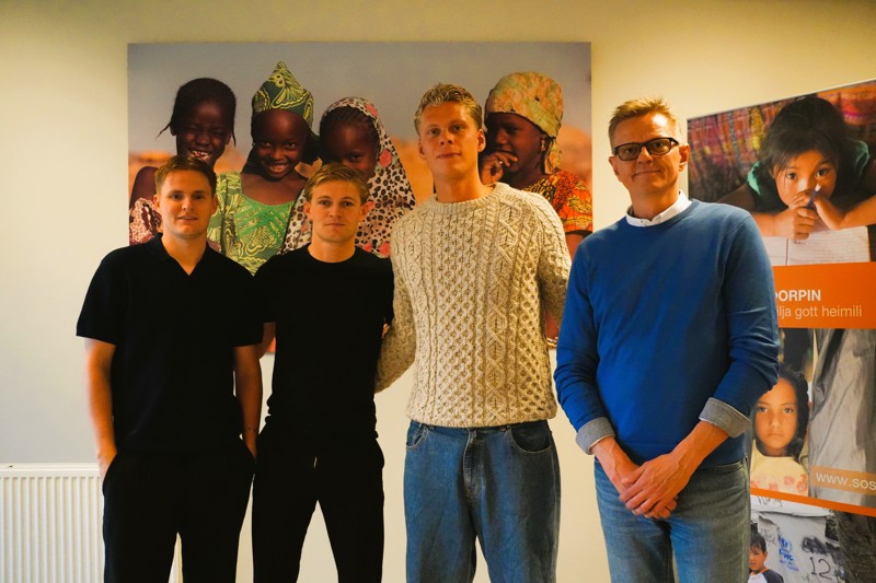 Frá vinstri: Þjálfarar og meðeigendur Snerpu, Gísli Martin, Mirza framkvæmdastjóri og Haukur Leifur ásamt Ragnari Schram, framkvæmdastjóra SOS Barnaþorpanna á Íslandi.