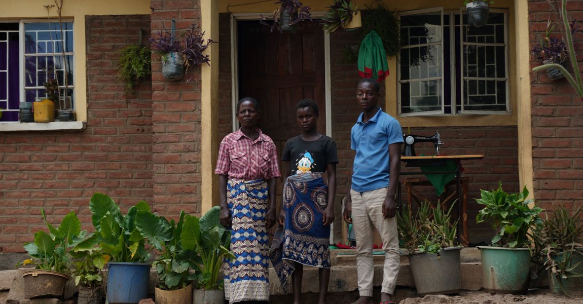 Saumavél bjargaði fjölskyldunni