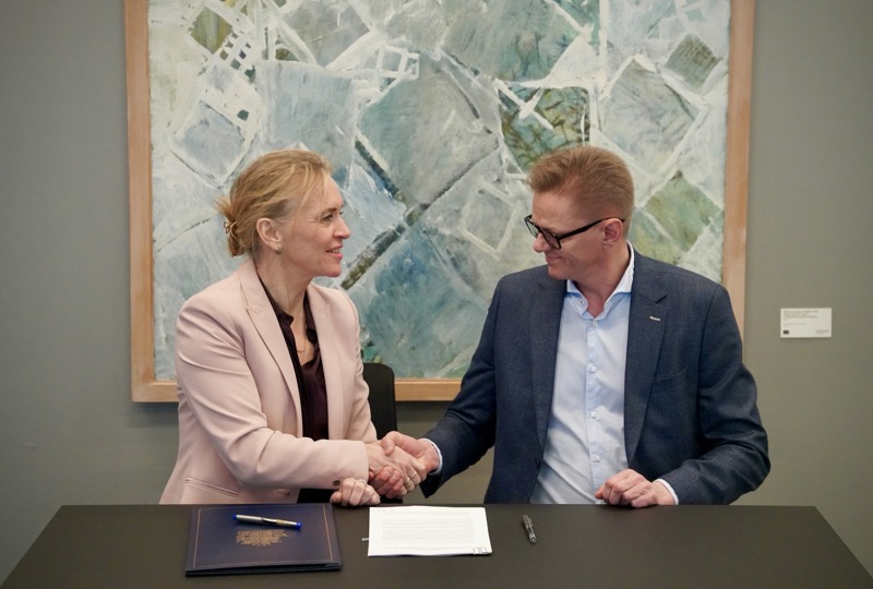 Þor­gerð­ur Katrín Gunn­ars­dótt­ir ut­an­rík­is­ráð­herra skrif­aði í mars und­ir ramma­samn­ing við SOS Barna­þorp­in til fjög­urra ára. Með henni á þessari mynd er Ragnar Schram, framkvæmdastjóri SOS á Íslandi.