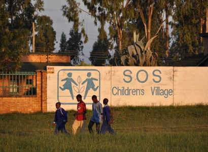 68.000 börn og ungmenni á framfæri SOS Barnaþorpanna