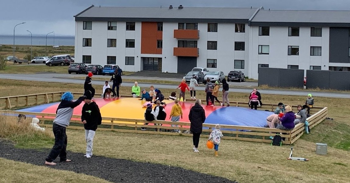 Hátíðarstund þegar börnin á Ásbrú fengu ærslabelginn