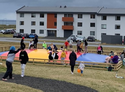 Hátíðarstund þegar börnin á Ásbrú fengu ærslabelginn