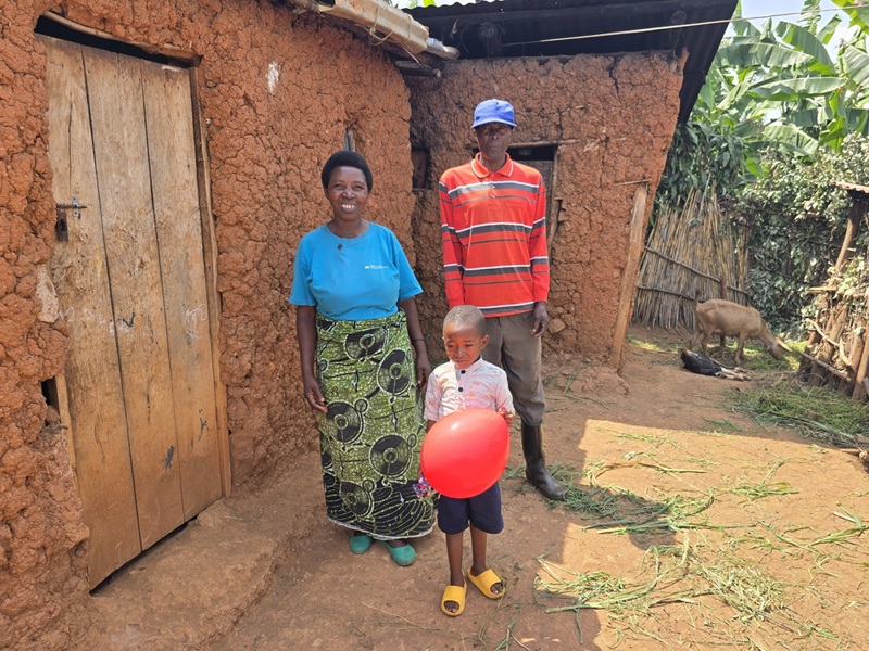 Fjölskylduefling SOS kom í veg fyrir að fjölskylda Aloys og Annonciatha sundraðist vegna sárafátæktar. Fjölskyldan stendur nú á eigin fótum.