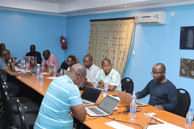 Verkefninu er stýrt af SOS teyminu í Ngabu þar sem nýlokið er fyrsta áfanga í fjölskyldueflingu sem við Íslendingar höfum styrkt síðan 2022. Þessi mynd er frá fyrsta fundi teymisins í þessari viku.