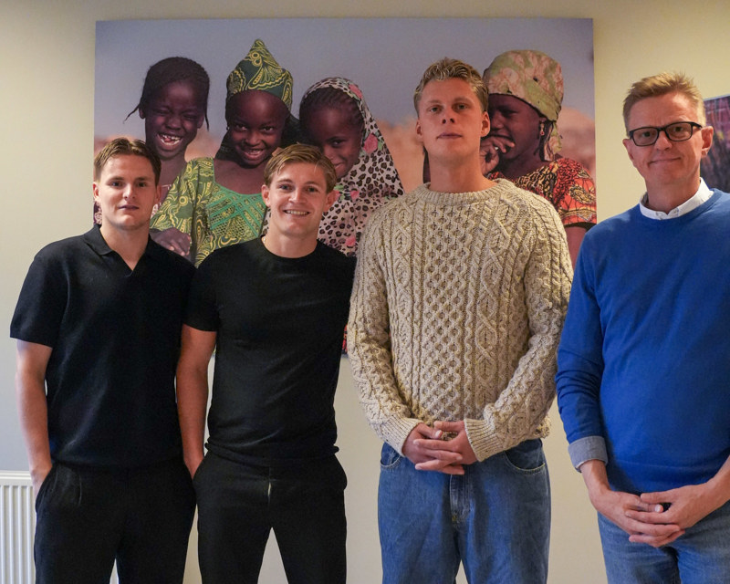 Frá vinstri: Þjálfarar og meðeigendur Snerpu, Gísli Martin, Mirza framkvæmdastjóri og Haukur Leifur ásamt Ragnari Schram, framkvæmdastjóra SOS Barnaþorpanna á Íslandi.