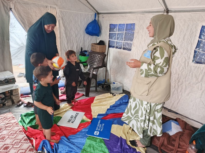 Frá SOS búðum á Gaza - Öll börn þurfa einhvern sem veitir þeim athygli og umhyggju, stendur með þeim og hefur trú á þeim.