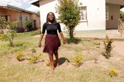 Anna fyrir utan heimili sitt í barnaþorpinu.