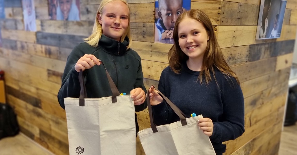 Söfnuðu 155.000 krónum fyrir SOS í útskriftarverkefni