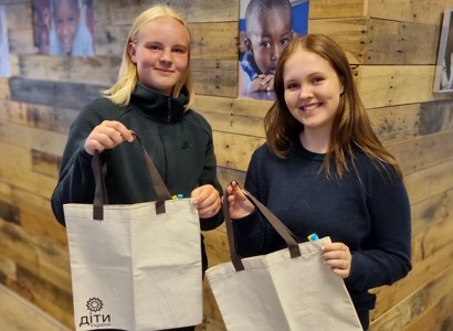 Söfnuðu 155.000 krónum fyrir SOS í útskriftarverkefni