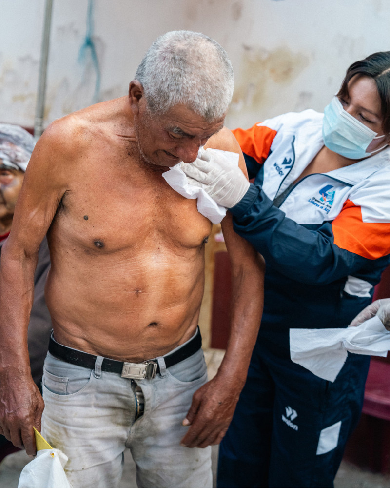 Það er nuddað, þvegið og klipptar neglur.