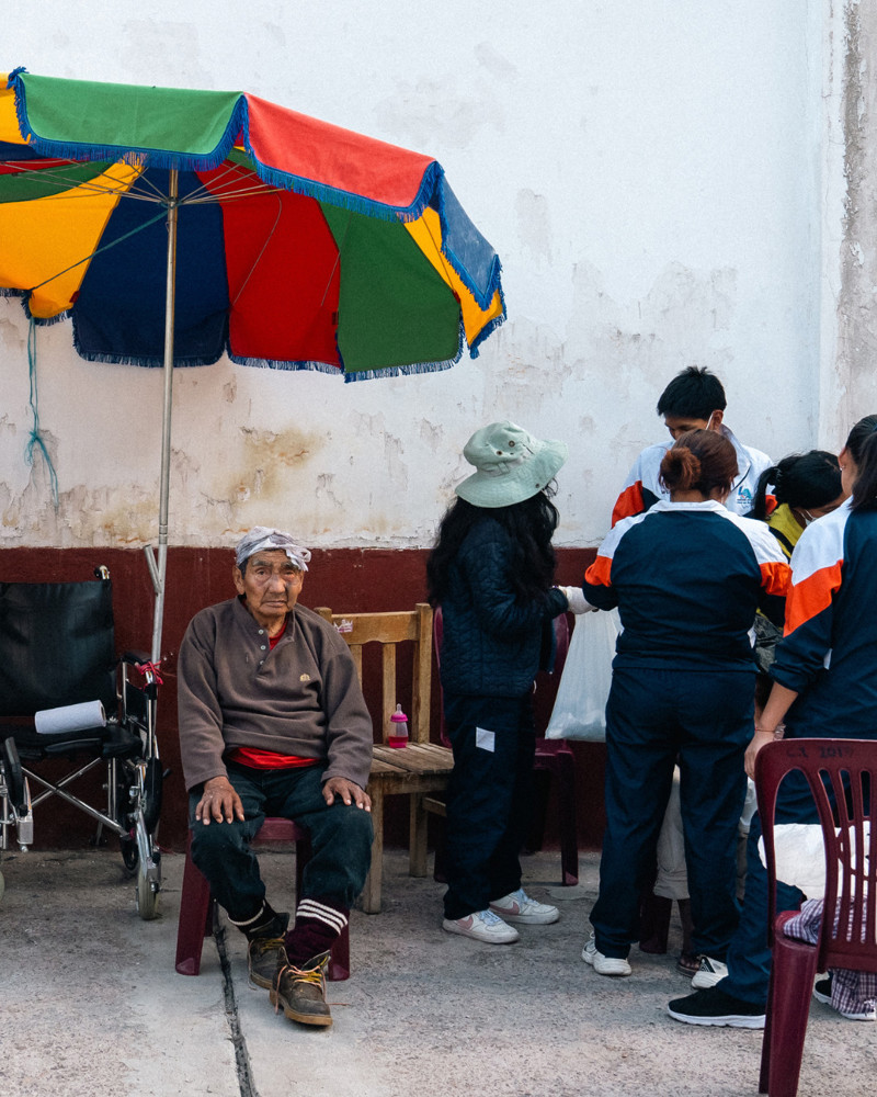 „Hreyfanlega snyrtistofan“ tekur á sig mynd með garðstólum og öðrum búnaði.