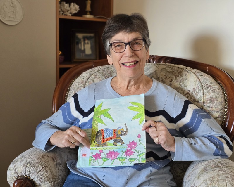 Ambika og Hafdís eru farnar að skrifast aftur á. Hér er Hafdís með mynd sem Ambika teiknaði fyrir hana og sendi henni í  haust.