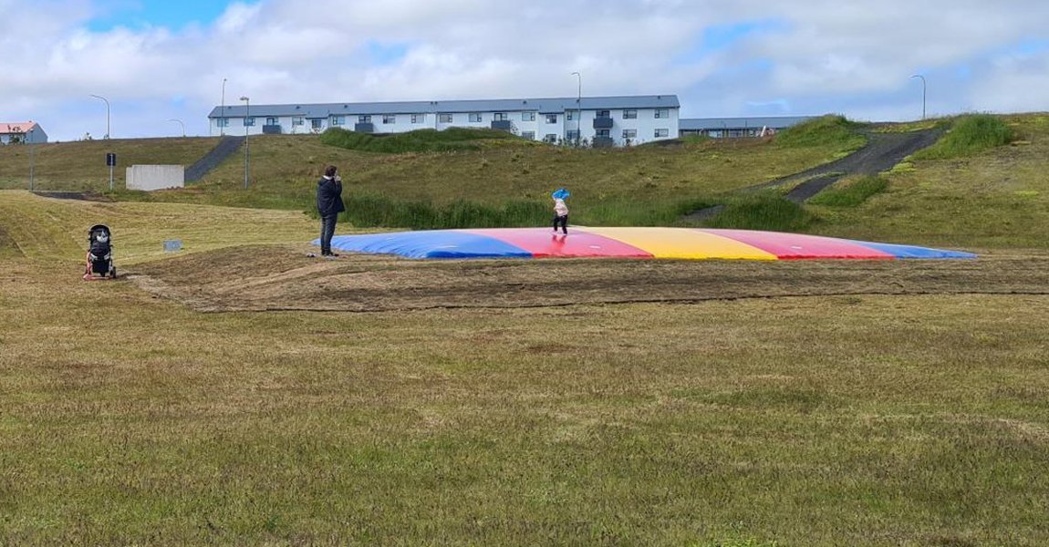 Börnin á Ásbrú fá ærslabelg að gjöf