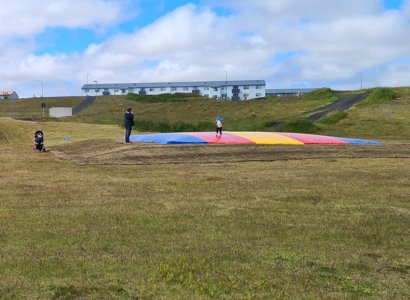 Börnin á Ásbrú fá ærslabelg að gjöf