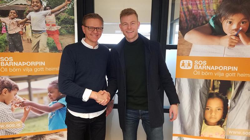 Ragnar Schram, framkvæmdastjóri SOS Barnaþorpanna á Íslandi, tók við gjöfinni frá Pálmari.