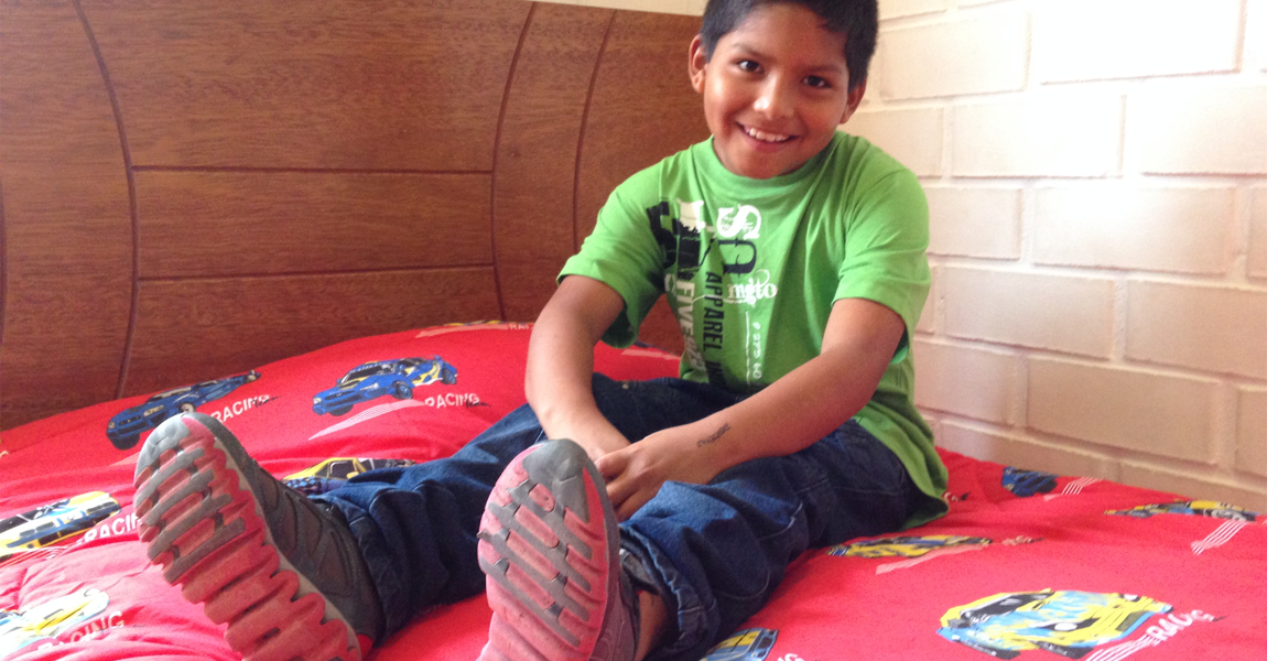 Örin á höndum drengsins sýndu merki um ofbeldi