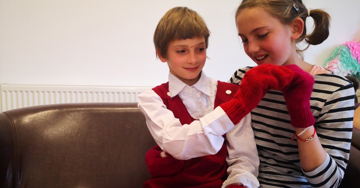 Guðrún prjónaði 60 pör af lopavettlingum fyrir börn í Rúmeníu